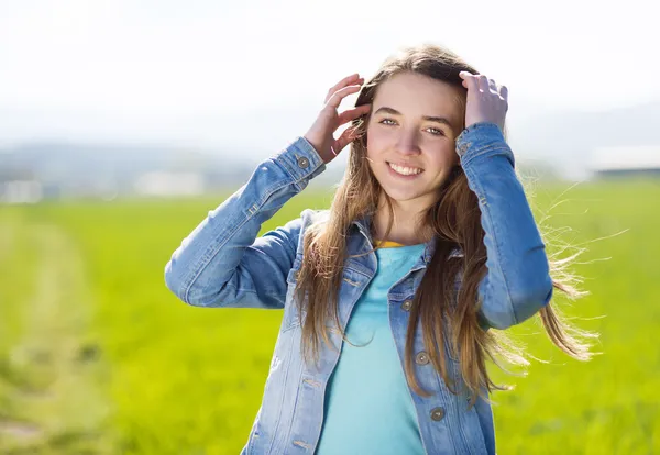 Flicka i grönt fält — Stockfoto