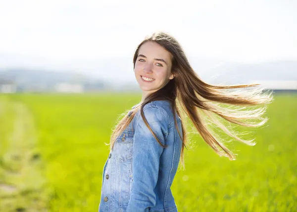 Flicka i grönt fält — Stockfoto