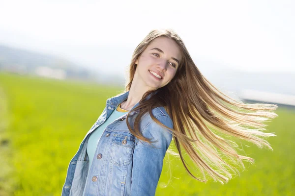 Mädchen im grünen Feld — Stockfoto