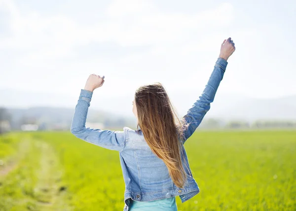 Chica en el campo verde — Foto de Stock