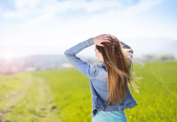 Chica en el campo verde —  Fotos de Stock