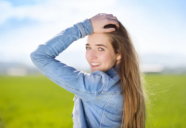 Девушка в зеленом поле — стоковое фото