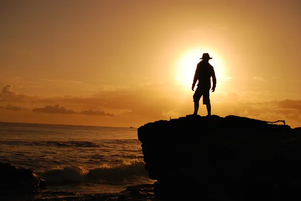 Man in hoed op zonsondergang — Stockfoto