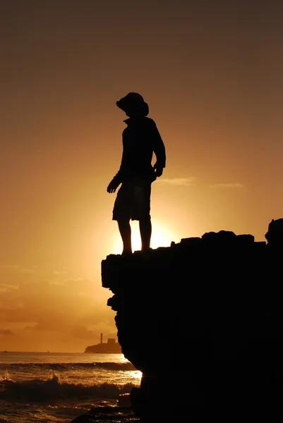 Homme au chapeau au coucher du soleil — Photo