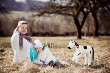 kız anne karnına dinleme