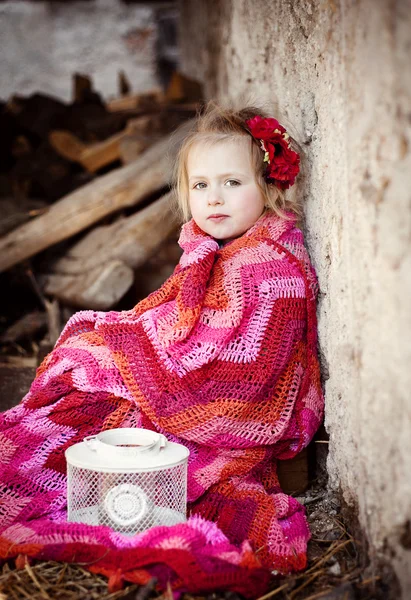 Ragazza avvolta in coperta — Foto Stock