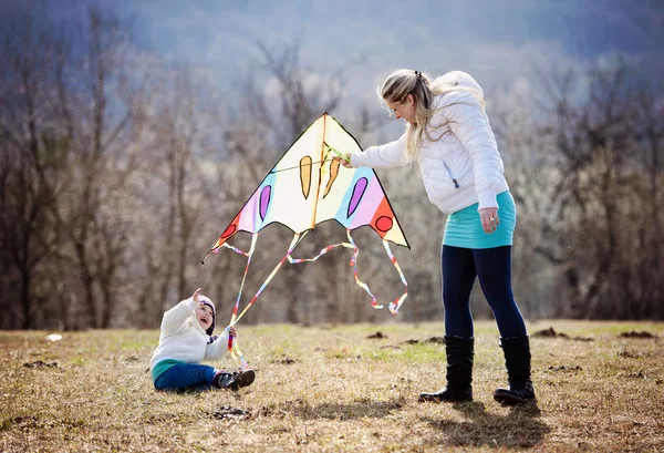 Mamma med dotter med kite — Stockfoto