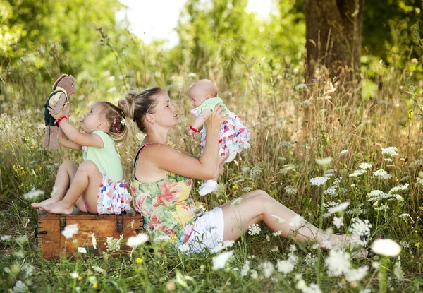 Madre con figlie — Foto Stock
