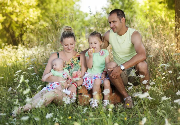 Familjen umgås — Stockfoto