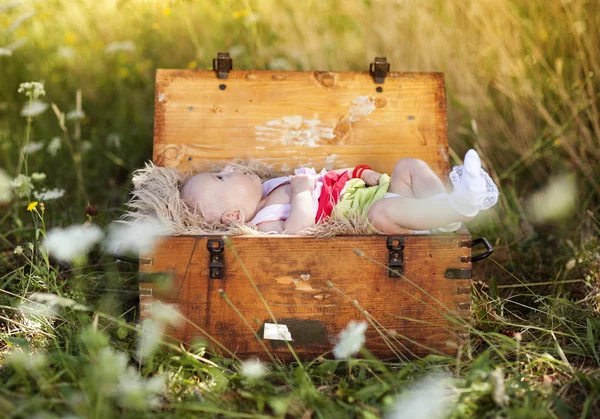女婴躺在行李箱 — 图库照片