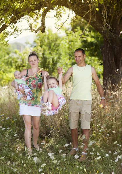 Familie verbringt Zeit miteinander — Stockfoto