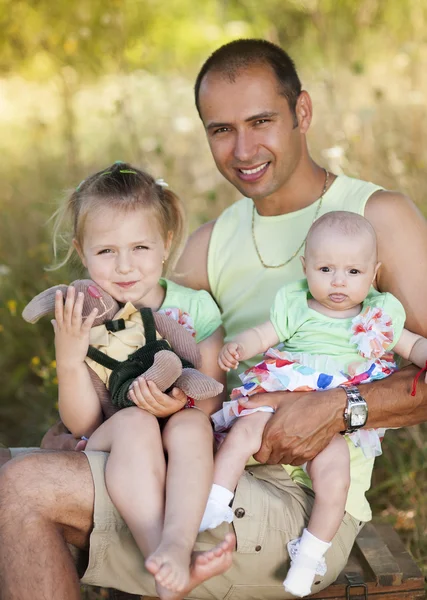 Vater mit kleinen Töchtern — Stockfoto