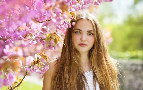 Chica en el jardín de primavera — Foto de Stock