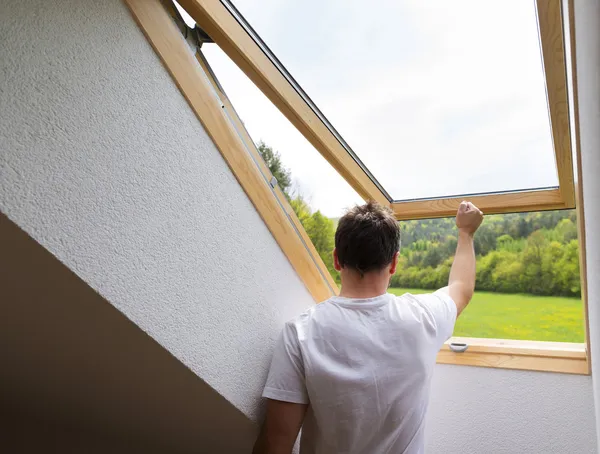 Bekijken via dak dakraam venster — Stockfoto