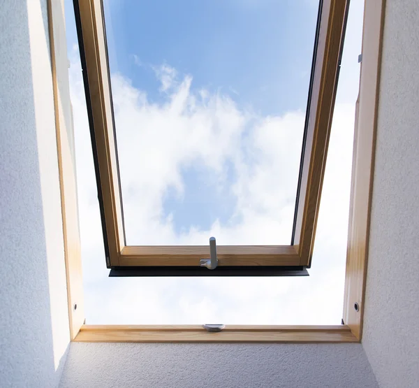 Pokoj s oknem, podkroví — Stock fotografie