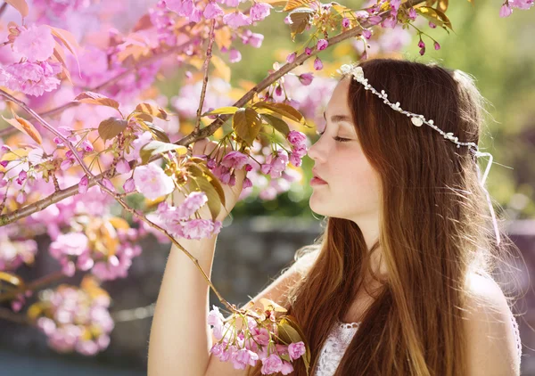 Girl among the blooming trees — Stock Photo, Image