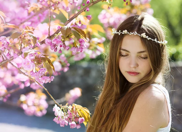 Flicka med rosa blommor — Stockfoto