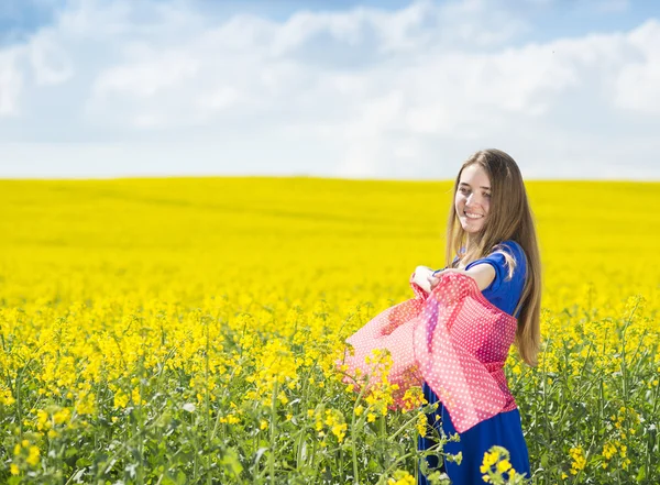 Flicka åtnjuter fri tid — Stockfoto