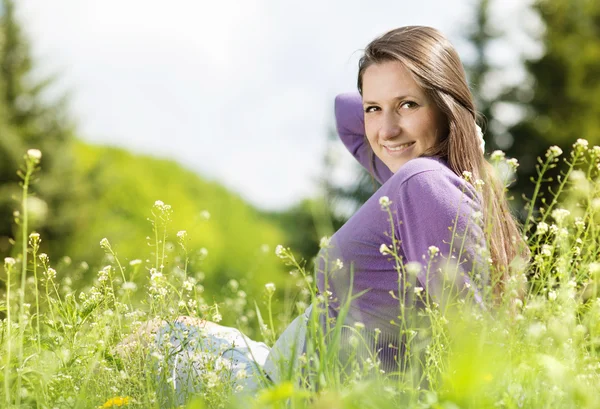 Mulher relaxante no campo — Fotografia de Stock