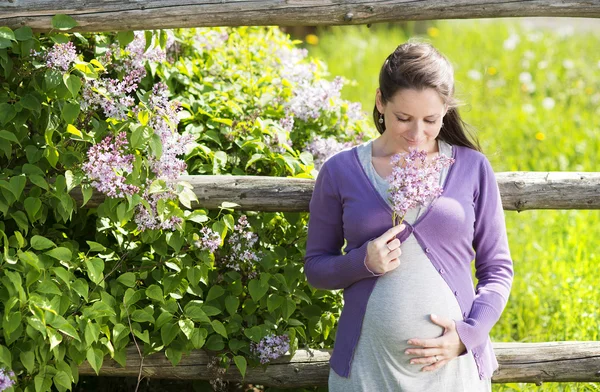 Frau mit Blumenstrauß — Stockfoto