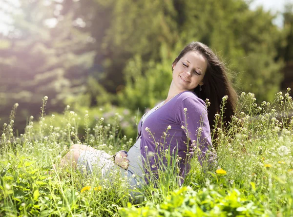 Frau entspannt sich auf Feld — Stockfoto
