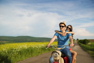 Retro motosiklet üzerinde çift