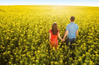 Tarlada yürüyen çift