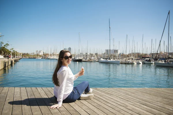 桟橋に座っている女性 — ストック写真