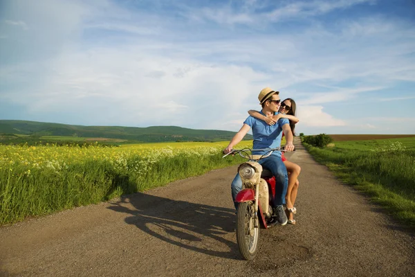 Casal em moto retro — Fotografia de Stock