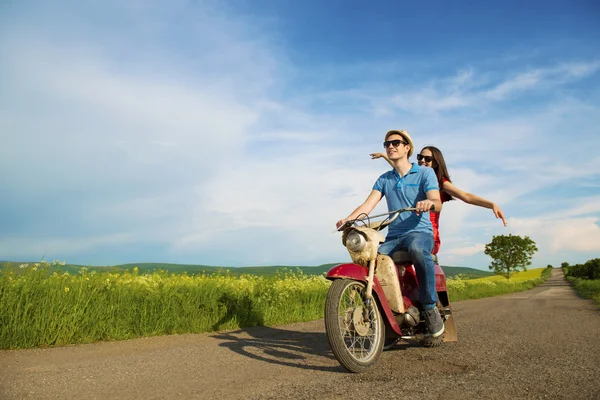 Paar auf Retro-Motorrad — Stockfoto