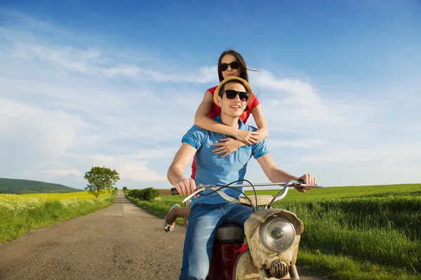 Couple sur moto rétro — Photo