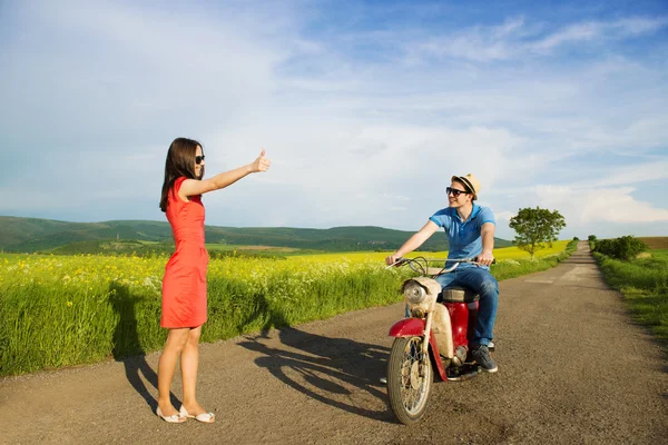 Uomo raccogliendo una ragazza — Foto Stock