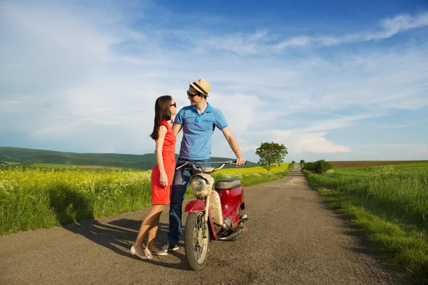 Pareja de pie cerca de la moto — Foto de Stock