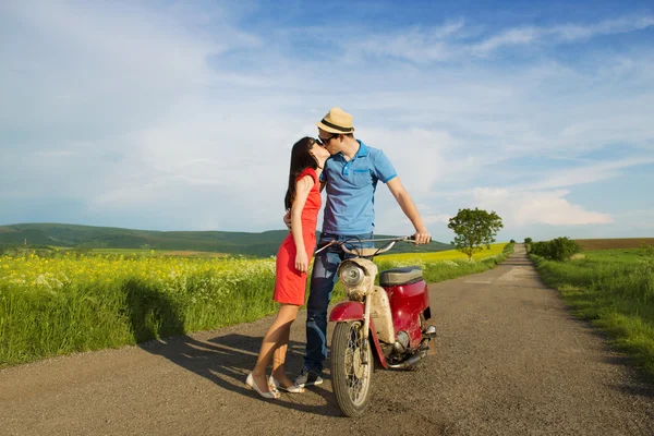 Casal beijando perto de moto — Fotografia de Stock