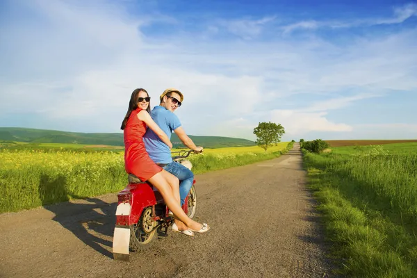 Paar auf Retro-Motorrad — Stockfoto