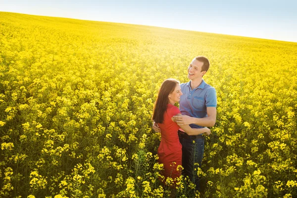 Paar knuffelen in veld — Stockfoto