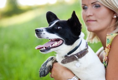 kadın köpek sarılma