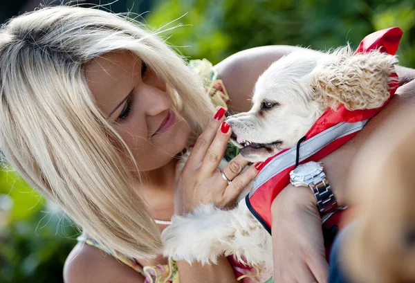 La mujer está abrazando a su cachorro —  Fotos de Stock