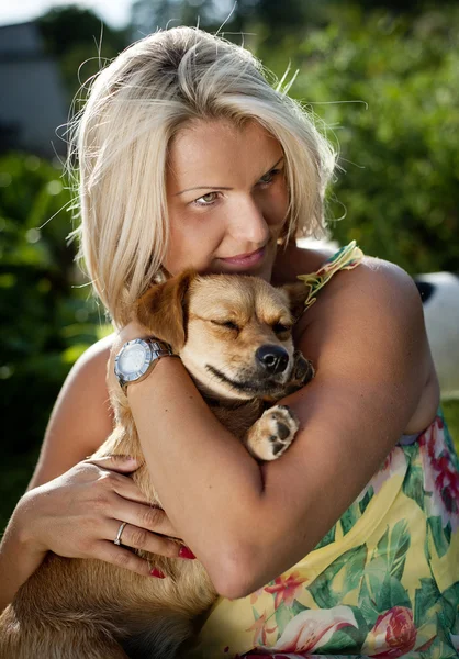 La mujer está abrazando a su cachorro —  Fotos de Stock