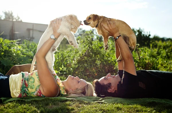 Met hun honden (echt) paar — Stockfoto