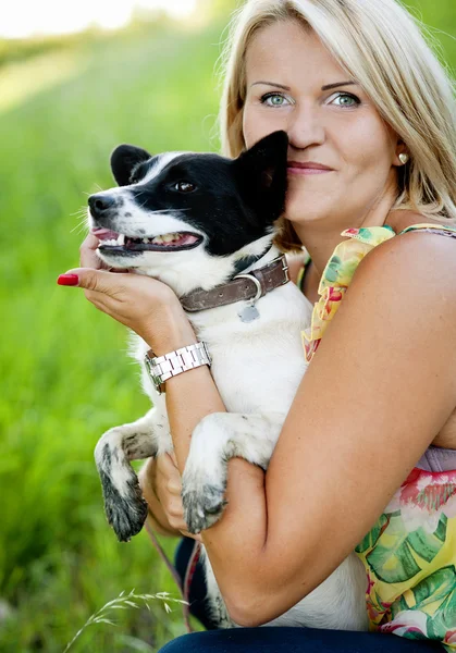 女性は彼女の子犬を抱いています。 — ストック写真