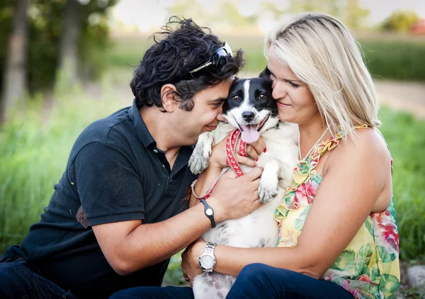 Paar knuffelen met hond — Stockfoto