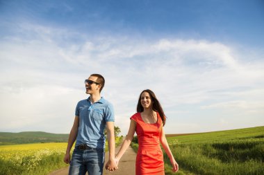 Yürüyen ve el ele tutuşan çift