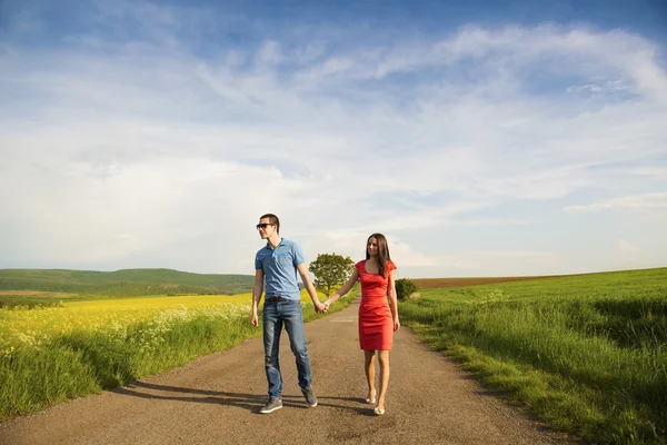 Pareja caminando y tomados de la mano —  Fotos de Stock