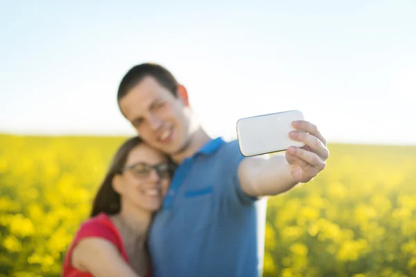 Pár s vlastní fotografií — Stock fotografie