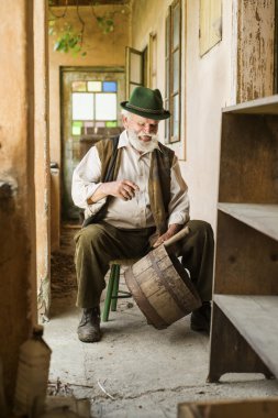 çiftçi onun çiftlik evi ile çalışma