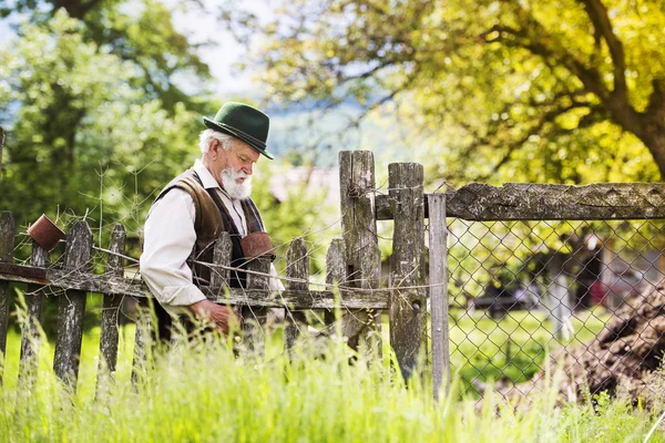 Farmář stojící plot laťky — Stock fotografie