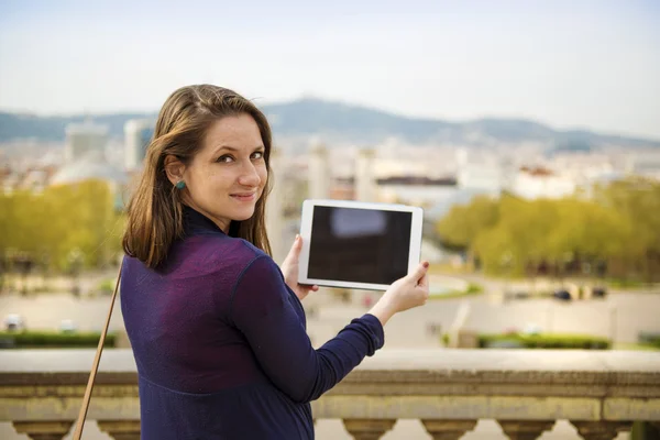 Touriste utilisant une tablette numérique — Photo