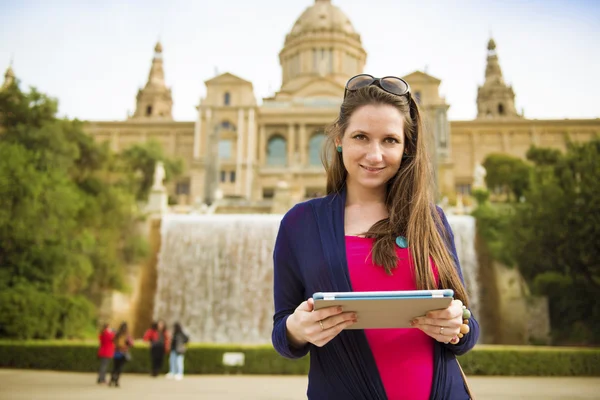 Tourist posing in front of the fountain — Stock Photo, Image