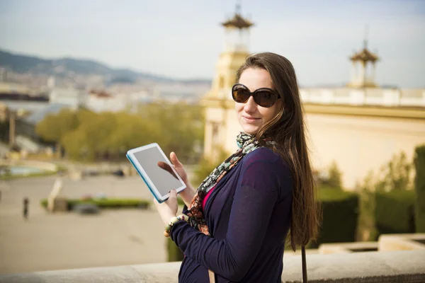 Turist med digital tablet — Stockfoto